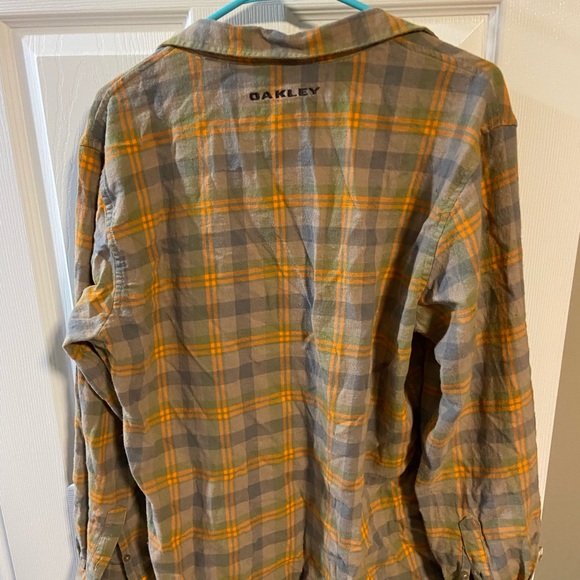 Oakley button up - Picture 2 of 2